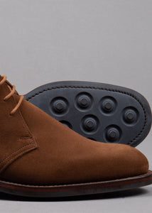 Crockett and Jones Herren Boot zum Schnüren aus Wildleder in braun mit schwarzer Gummisohle